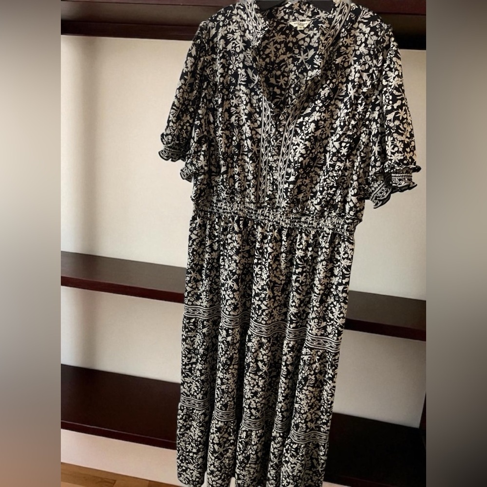 Chic Black and White Patterned Maxi Dress - Picture 3 of 12